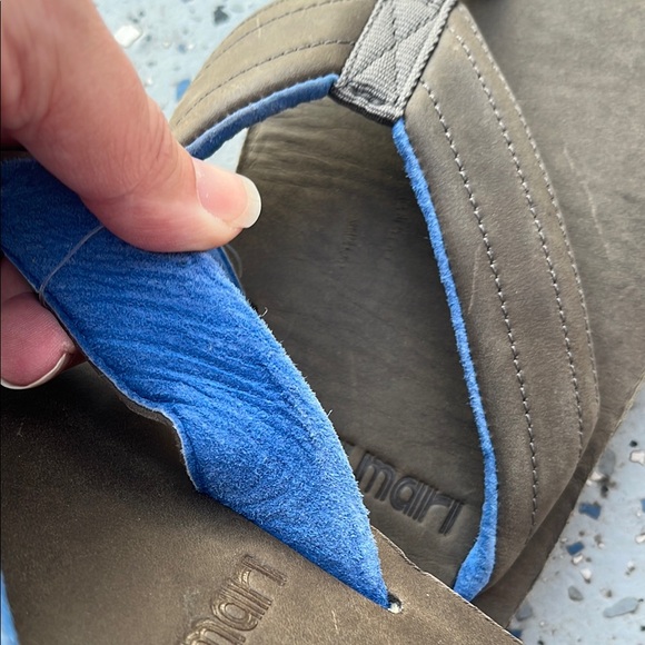 NWOT! hari mari Men's Lakes Flip Flops in Dark Gray & Neon Blue - Picture 14 of 14